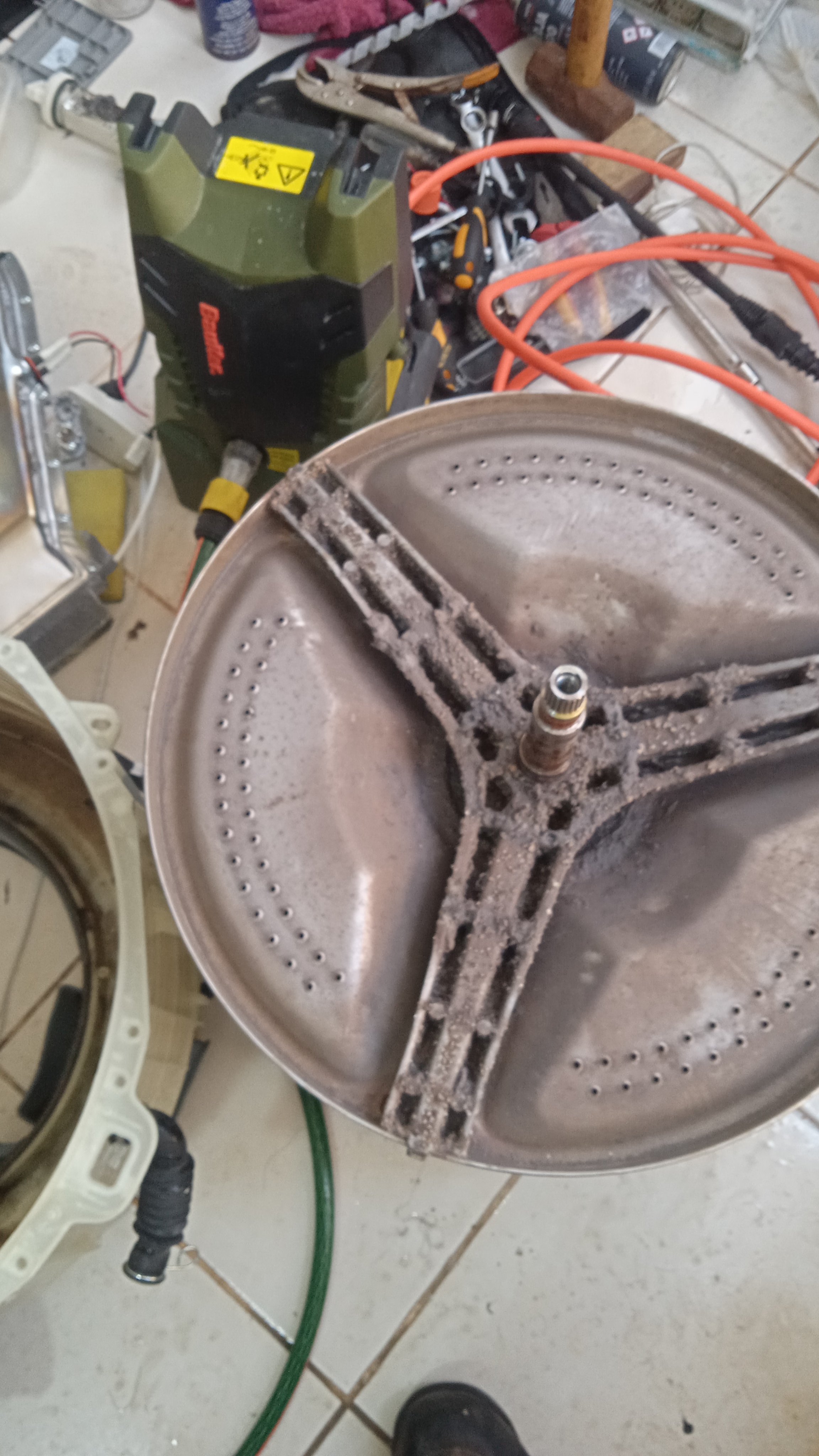 Técnico aplicando hidrolavadora